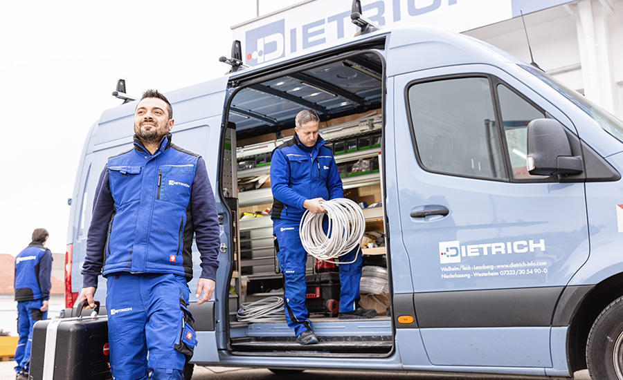 Mitarbeiter der Dietrich GmbH im Bereich Haustechnik steigen aus ihrem Fahrzeug aus.